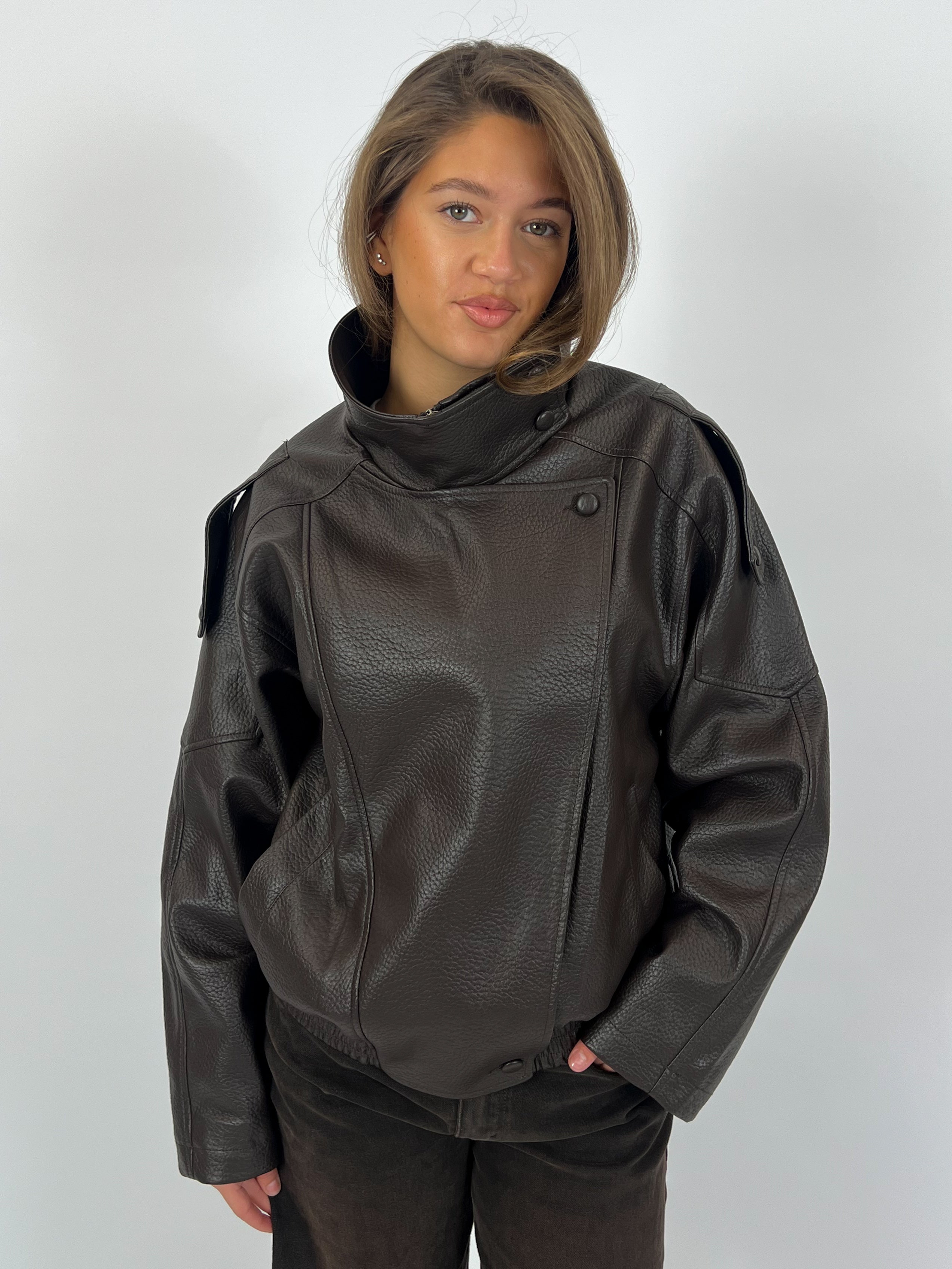 Lauren | Oversized Kunstlederjacke – Isabels Modehaus (Bild 8)