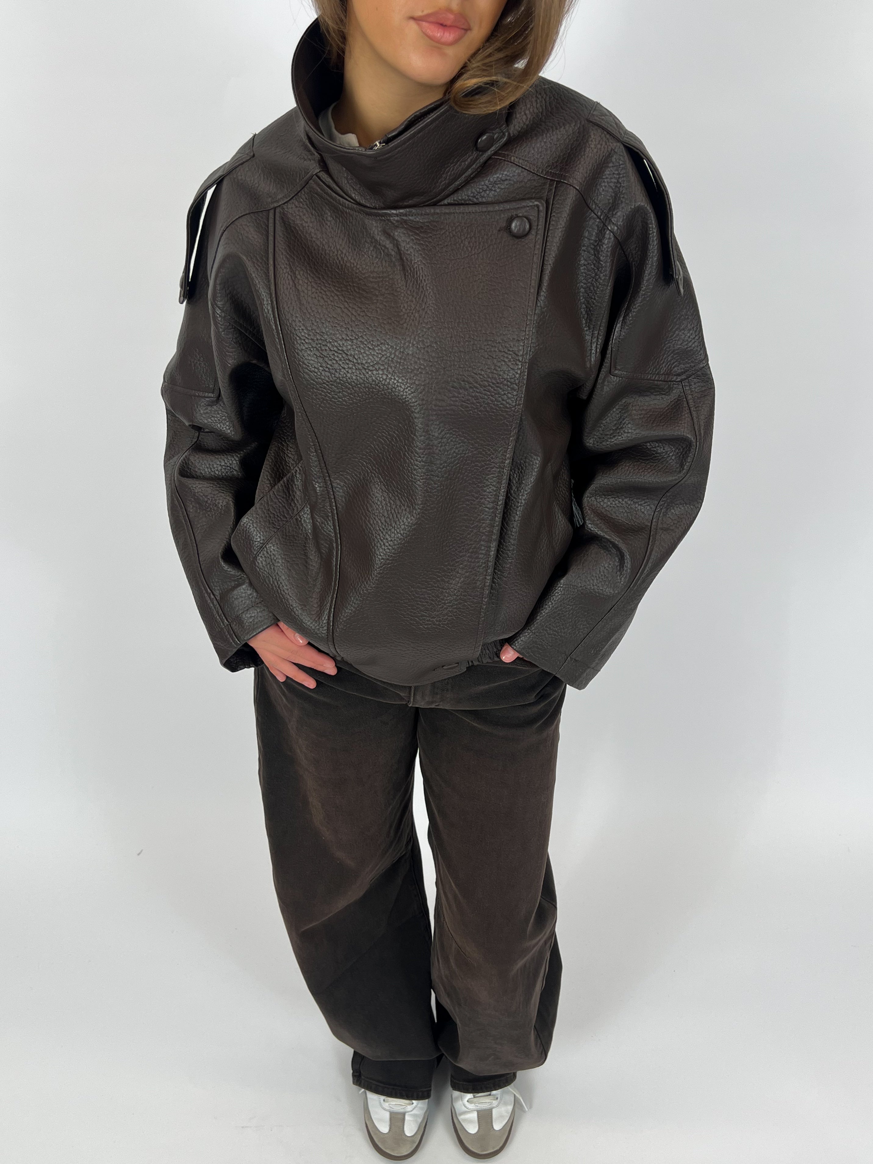 Lauren | Oversized Kunstlederjacke – Isabels Modehaus (Bild 9)