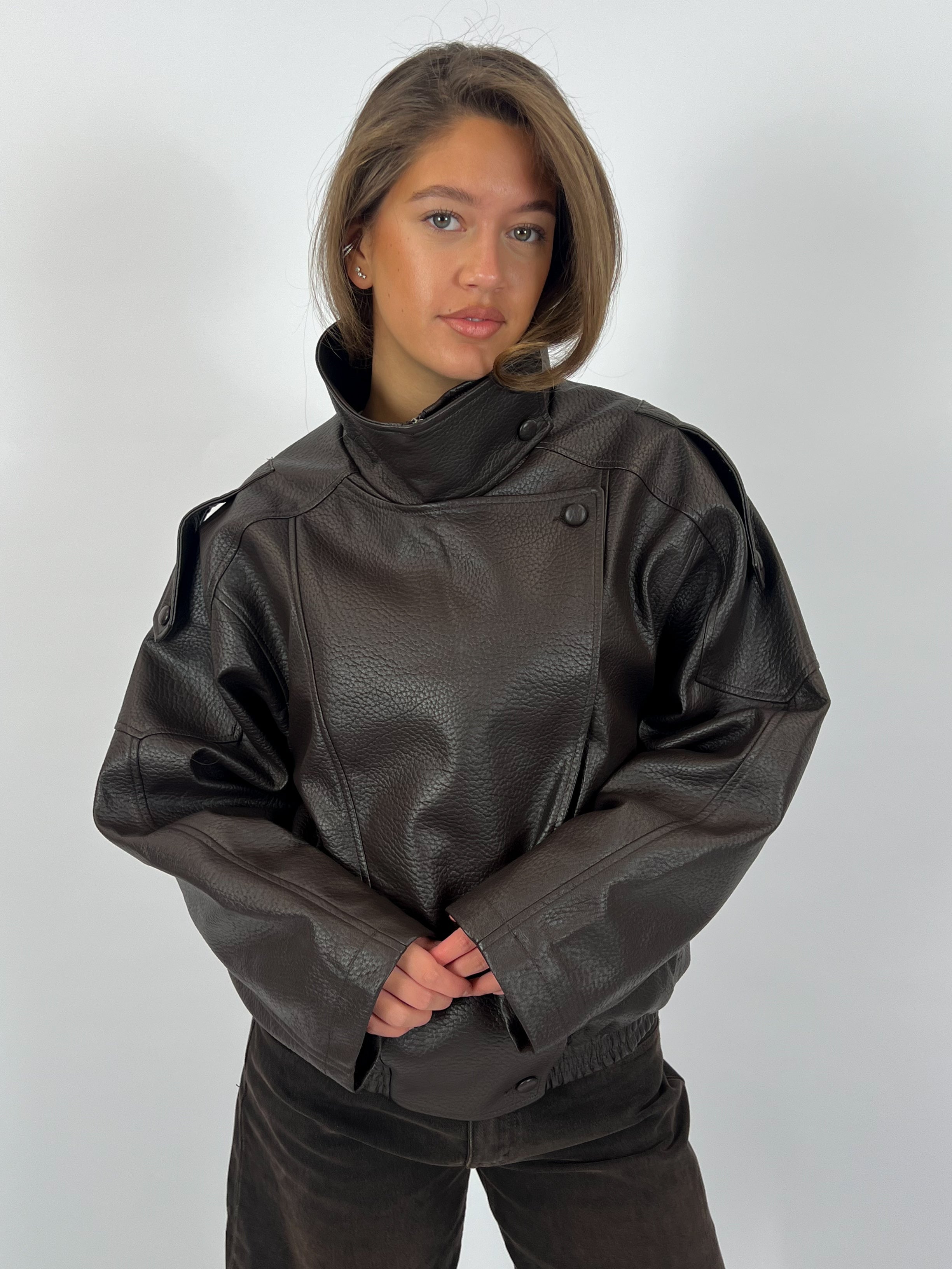 Lauren | Oversized Kunstlederjacke – Isabels Modehaus (Bild 7)