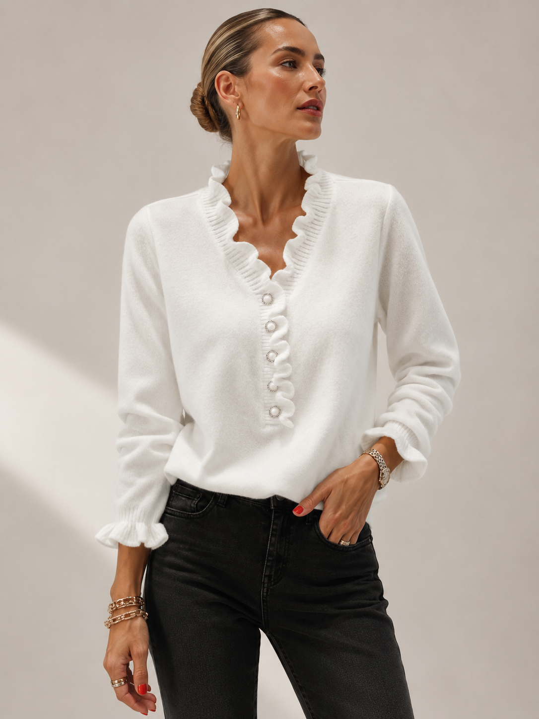 Eleanor | Elegante V-Ausschnitt Bluse mit Rüschen
