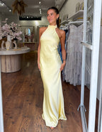 ZEYNEP | Elegantes Satin-Maxikleid mit Halter-Ausschnitt – Isabels Modehaus (Bild 2)