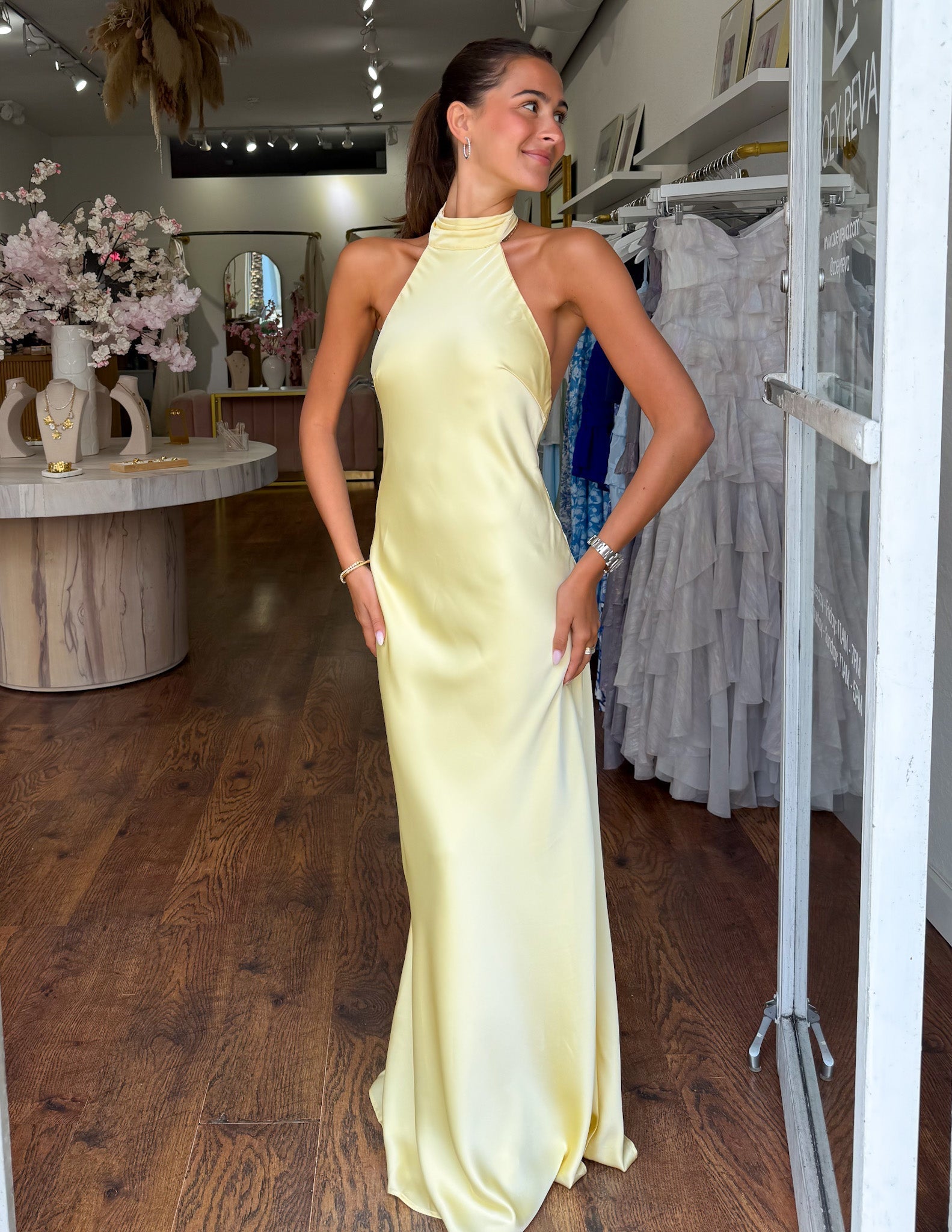 ZEYNEP | Elegantes Satin-Maxikleid mit Halter-Ausschnitt – Isabels Modehaus (Bild 4)
