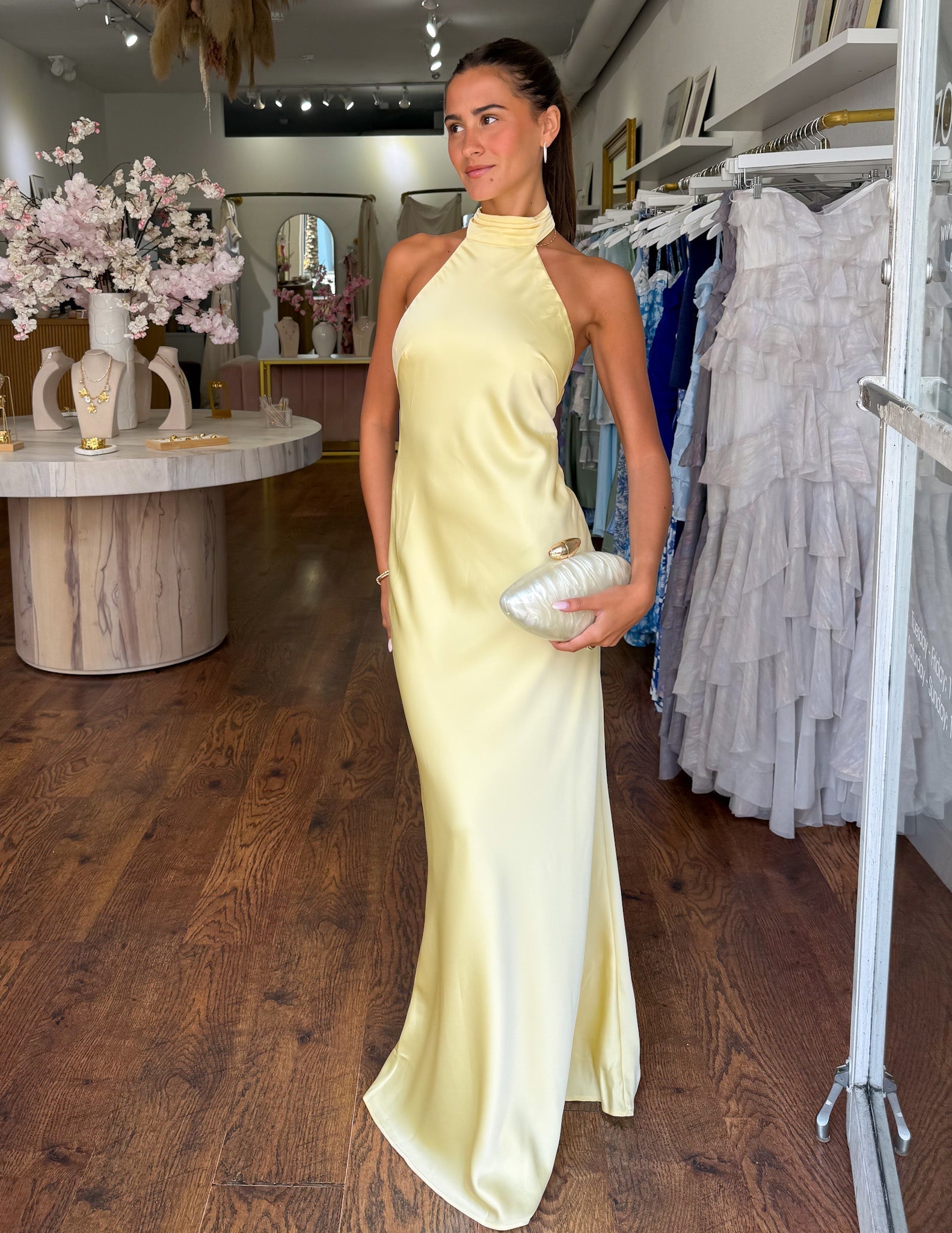 ZEYNEP | Elegantes Satin-Maxikleid mit Halter-Ausschnitt – Isabels Modehaus (Bild 3)
