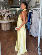 ZEYNEP | Elegantes Satin-Maxikleid mit Halter-Ausschnitt – Isabels Modehaus (Bild 5)