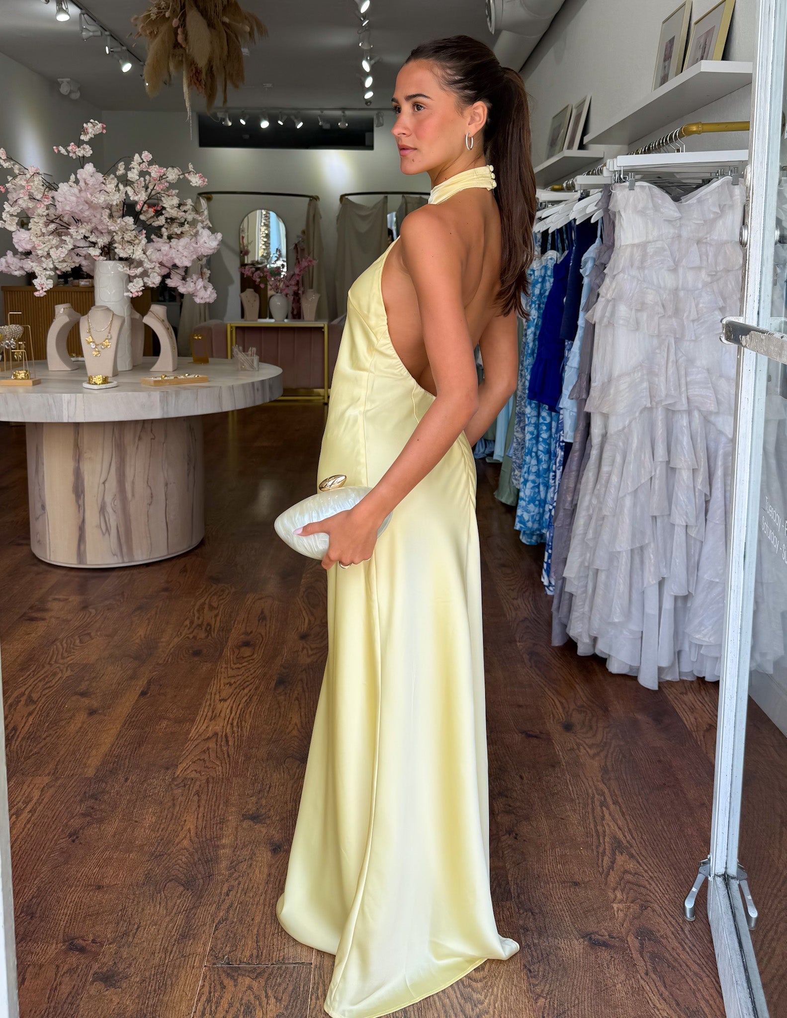 ZEYNEP | Elegantes Satin-Maxikleid mit Halter-Ausschnitt – Isabels Modehaus (Bild 5)