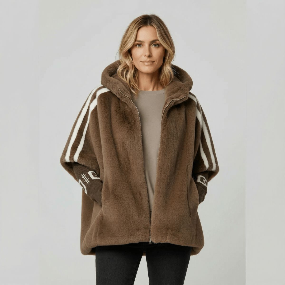 Alessandra | Weiche Jacke mit Kapuze und Reißverschluss – Isabels Modehaus
